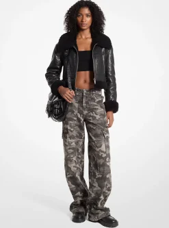 Calças cargo de perna larga em ganga com camuflagem | Michael Kors [PT]